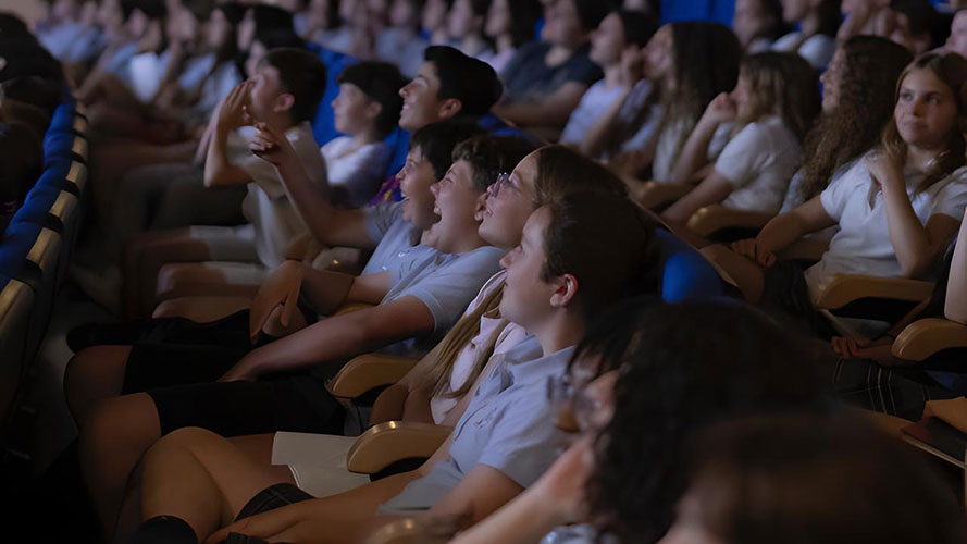 L’Académie Sainte-Thérèse met en lumière la créativité de 250 élèves grâce à Nathalie Ducharme et au projet « Demain le monde »