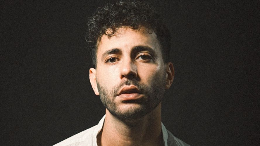 Abdel Anebarou s’établit sur la scène du documentaire avec « Au-delà des masques »