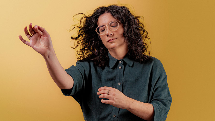 Alexandra Stréliski prône la démocratisation de la musique chez les jeunes en collaboration avec l’Adisq à l’école