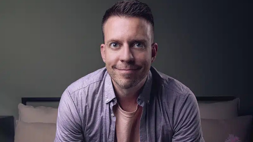 Alex Roy revient sur scène avec le spectacle « Debout ! »