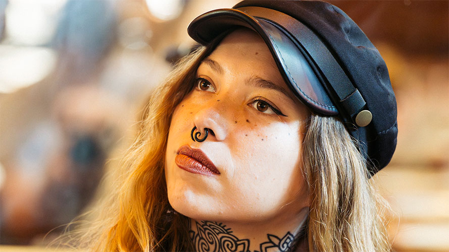 Alice Bro sort la version radio de « Six-pack » 