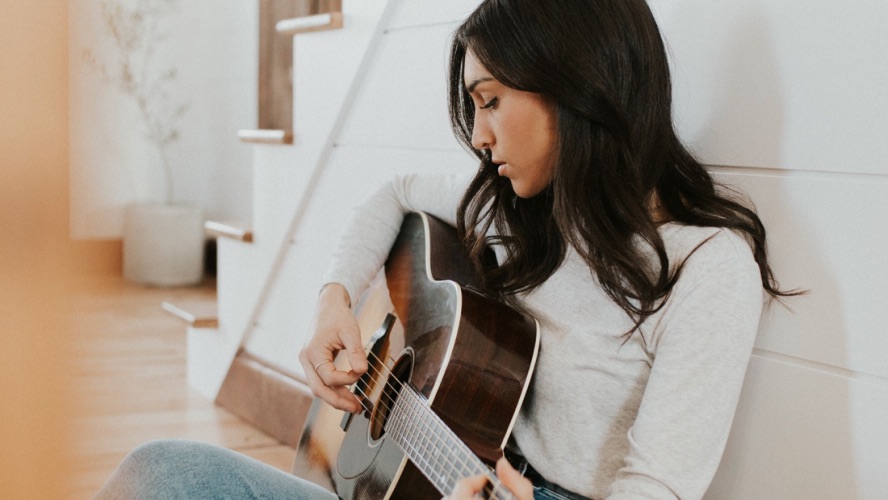 Andie Therio dévoile le mini-album folk et country « Home Sessions »