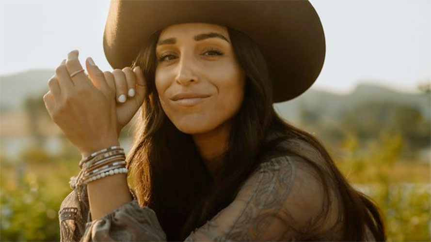 Andie Therio sort le clip de sa chanson « Worth the Rodeo »