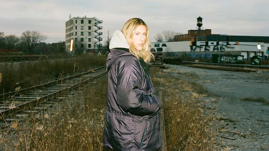 L’Isle (Ariane Brunet) sort la pièce « Silences à la lime »