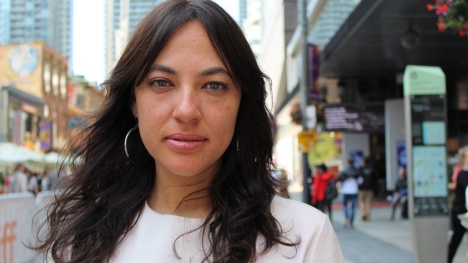 TIFF&nbsp;: Caroline Monnet provoque un moment unique entre six femmes autochtones avec «&nbsp;Creatura Dada&nbsp;»