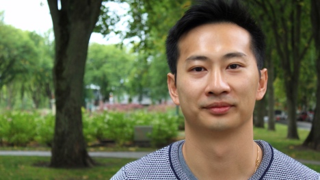 FCVQ&nbsp;: Paul Tom veille à transmettre le bouleversant parcours des jeunes immigrants avec «&nbsp;Bagages&nbsp;»