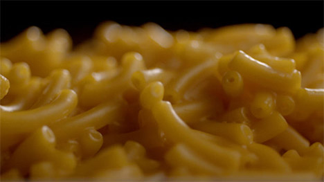 Canal D diffusera « Jaune Macaroni », une ode aux pâtes sèches et à la poudre fluo
