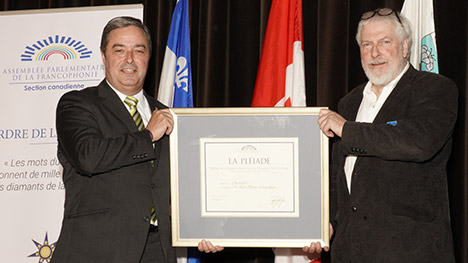 Joël Godin décore Léo Denis Carpentier (FFPE) de l’Ordre de la Pléiade
