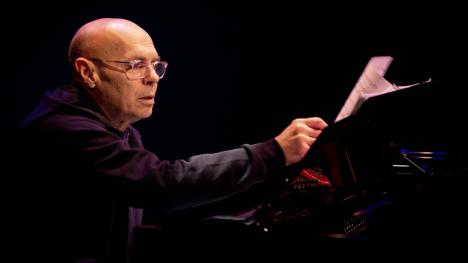 Lewis Furey a séduit le public en France avec son spectacle « Haunted by Brahms »