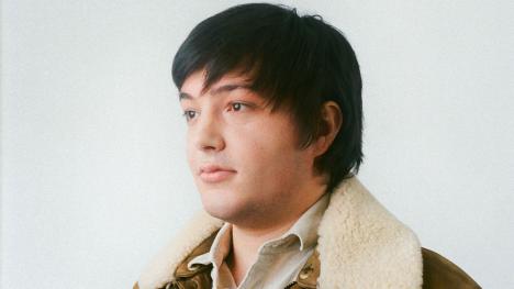 Émile Bilodeau sort « Candy », un gars qui fait le party « quand même »