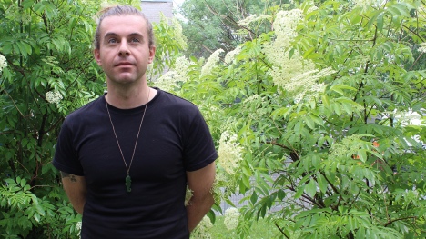 Nermin Grbic peaufine les coiffures dans «&nbsp;Souterrain&nbsp;» afin d’y insuffler vérité et réalisme