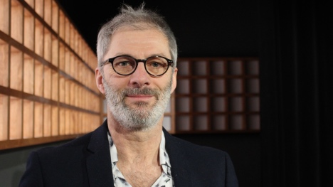 Claude Desrosiers précise les sous-entendus du texte de «&nbsp;Fragile&nbsp;» à l’écran