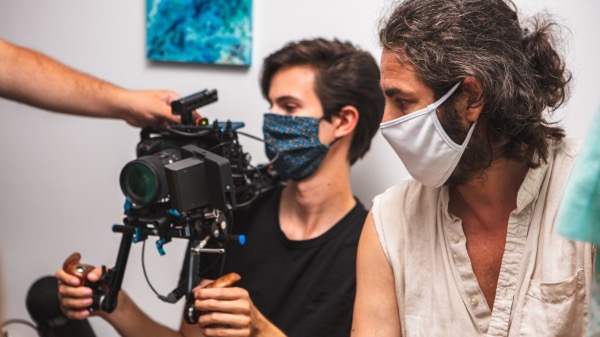 Après un tournage en pleine pandémie, Noël Mitrani achève le montage de «&nbsp;Toutes les deux&nbsp;»