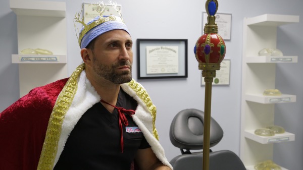 «&nbsp;Dans la peau du Dr Miami&nbsp;», explorer les paradoxes liés au culte du corps et de l’image