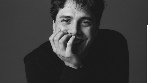 Québecor collabore avec Xavier Dolan sur sa série : « La Nuit où Laurier Gaudreault s’est réveillé »