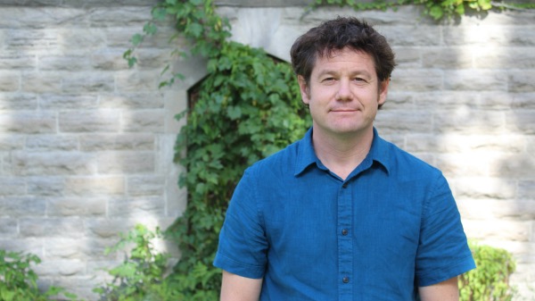 Jonas Veroff Bouchard façonne les décors de «&nbsp;Manuel de la vie sauvage&nbsp;»