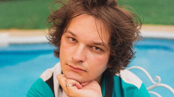 Marco Ema lance le clip de « Rose Nostalgie »