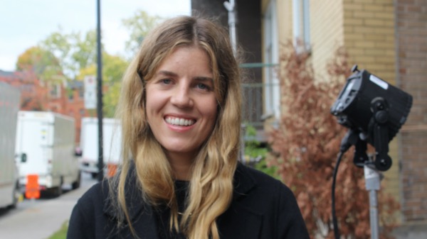 Marie Dextradeur confectionne les costumes de «&nbsp;Désobéir&nbsp;: le choix de Chantal Daigle&nbsp;»