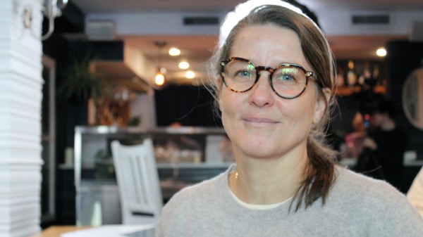 Sophie Lefebvre habille le frère Marie-Victorin et Marcelle Gauvreau