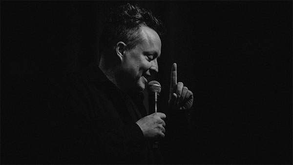 EXCLAM : Mike Ward animera la soirée de stand-up « Babel »