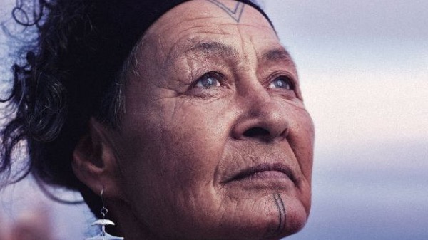 « Deux fois colonisée » obtient de nouveaux prix et nominations et part en tournée éducative