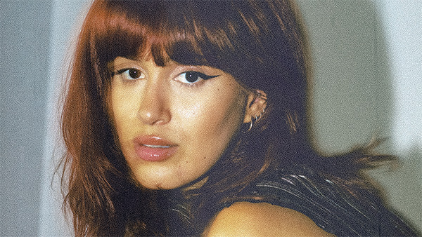 Laraw chante son désenchantement amoureux sur « Standby Baby »
