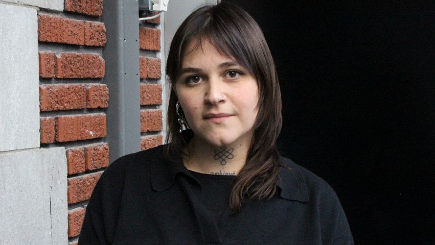 Bleue Pronovost-Teyssier répondra à ses besoins créatifs et personnels en réalisant « Une marque sur le front ou la main droite »