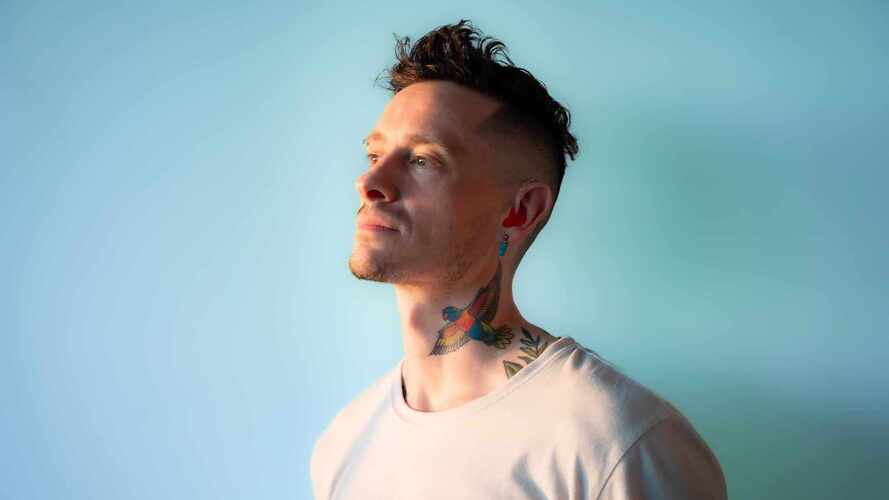 Cai Glover se raconte sur scène dans «  Oh Mother, Oh Brother   » 