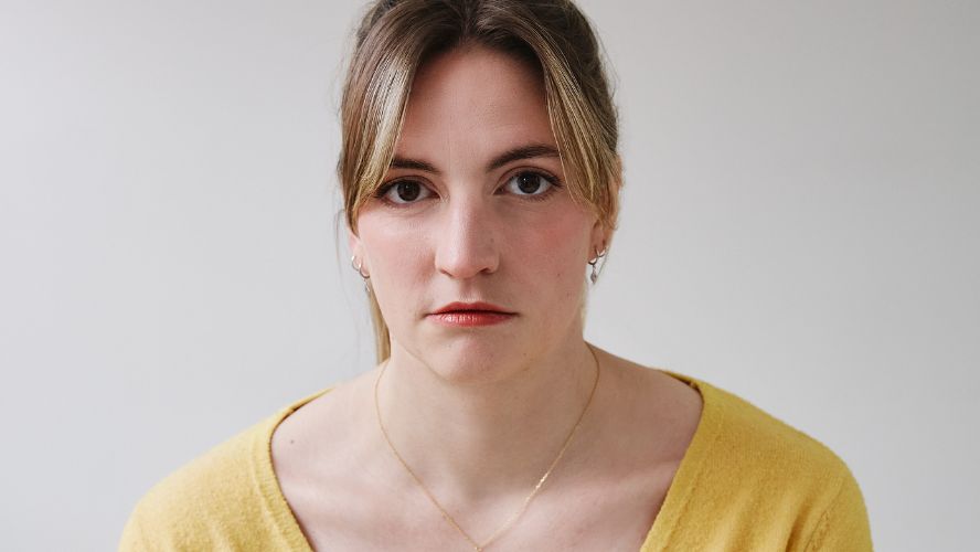 La pièce « Ici par hasard » explore le deuil avec une touche d’humour