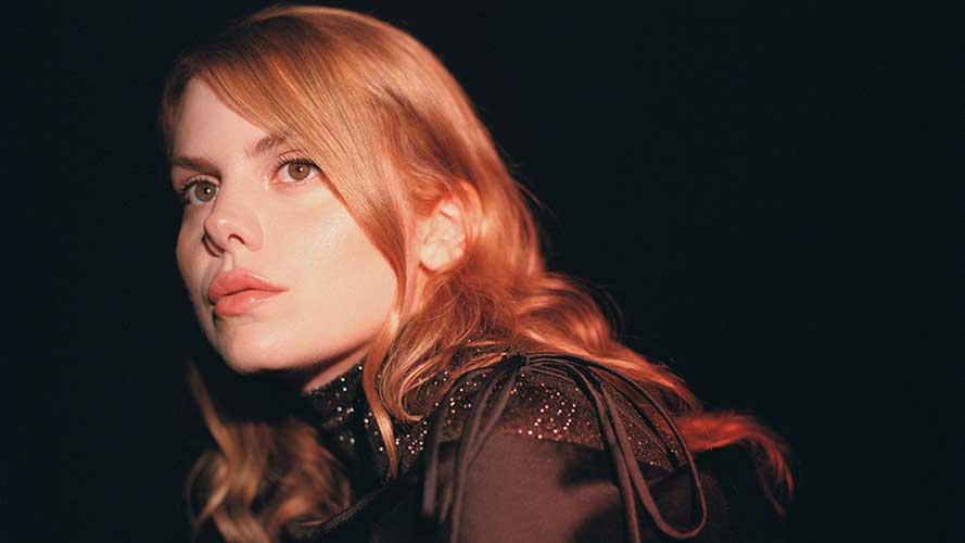 Cœur de pirate dévoile « Cavale », extrait de son septième album éponyme, attendu en septembre