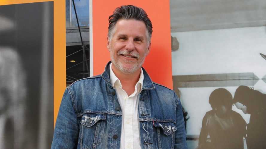 Dave Jenniss rend hommage à ses mentors en concevant l’exposition « YAWENDA’ »