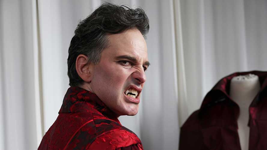 Dracula, une comédie des horreurs : une première photo du comte et de nouvelles dates