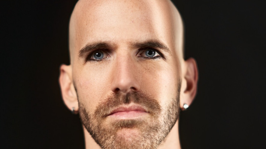 Éric Noël reçoit le prix Michel-Tremblay 2024 pour « L’Amoure looks something like you »
