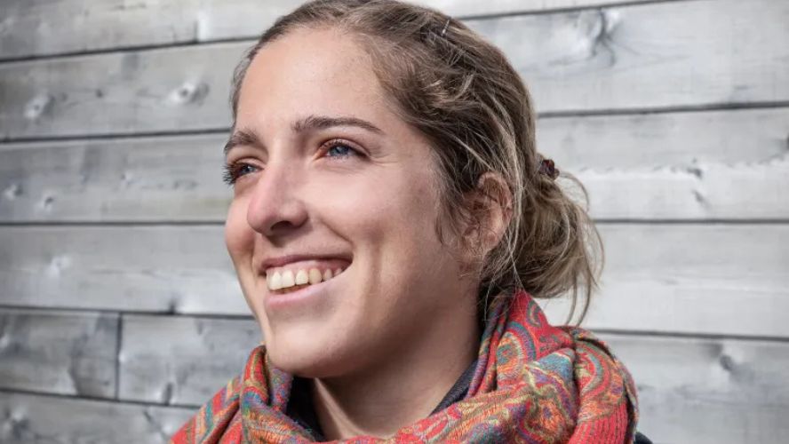 Élisabeth Marcoux tourne « Tant qu’il y aura des fleurs » au rythme des saisons