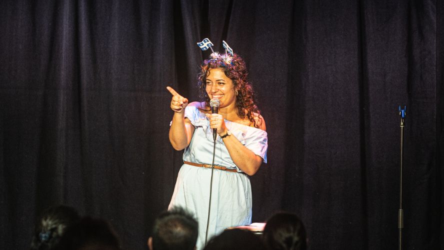 Emna Achour souhaite davantage de visibilité aux femmes racisées en humour