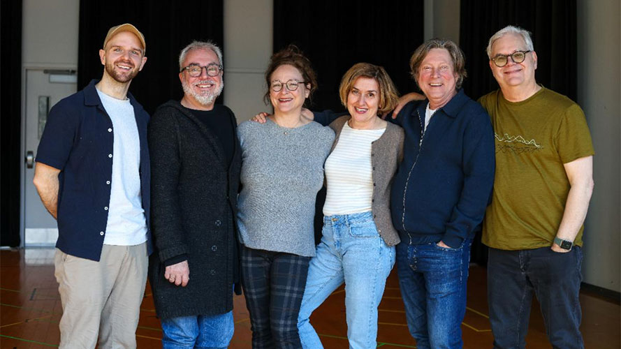 La dernière création théâtrale des Éternels pigistes, « Flambant nue », fait son entrée en salles