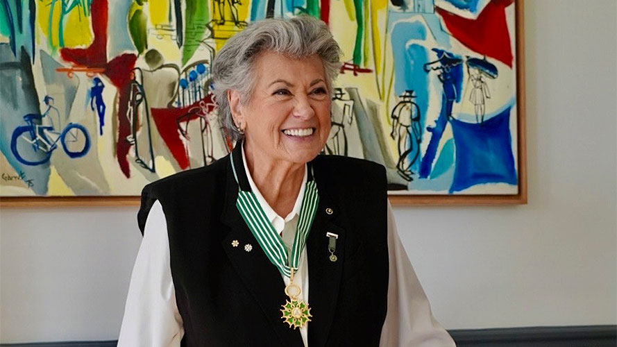 Ginette Reno reçoit l’insigne de commandeure de l’Ordre des Arts et des Lettres en France