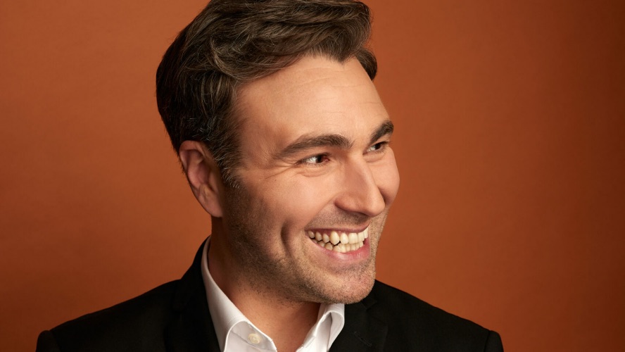 Simon Gouache amorce la dernière ligne droite de sa tournée « LIVE » et le rodage de son nouveau spectacle solo