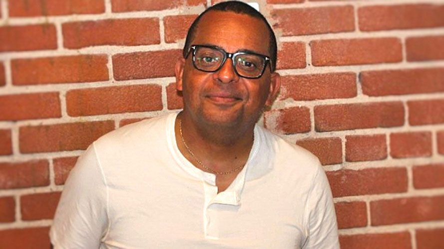 Gregory  Charles dirige la chorale de personnes atteintes d’Alzheimer « Tous en choeur »