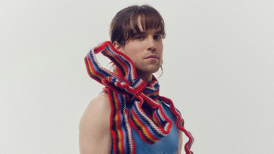 Henri Kinkead délaisse la pop au profit du « néo-folk » avec son projet « Héron »