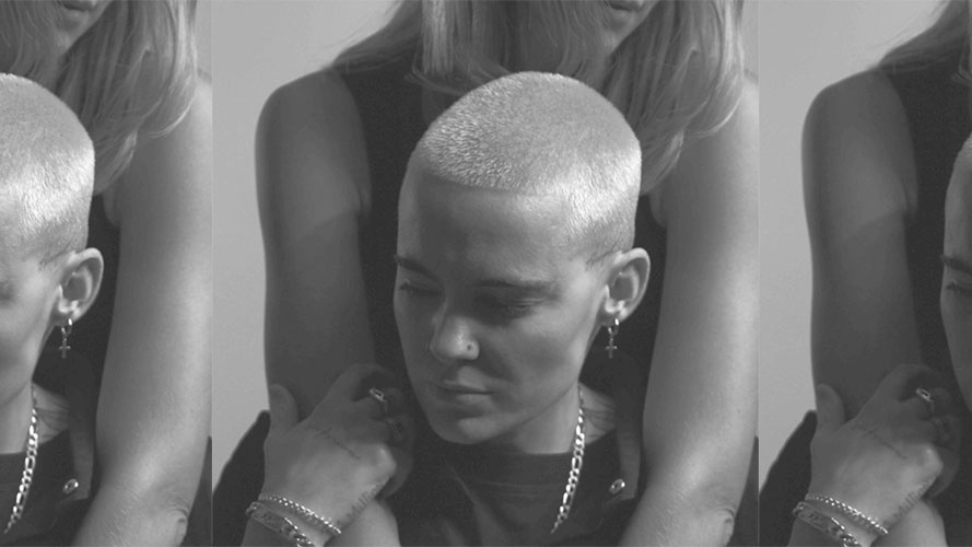 Roxane Bruneau annonce une ultime date à Montréal et dévoile « Hold Me Close »