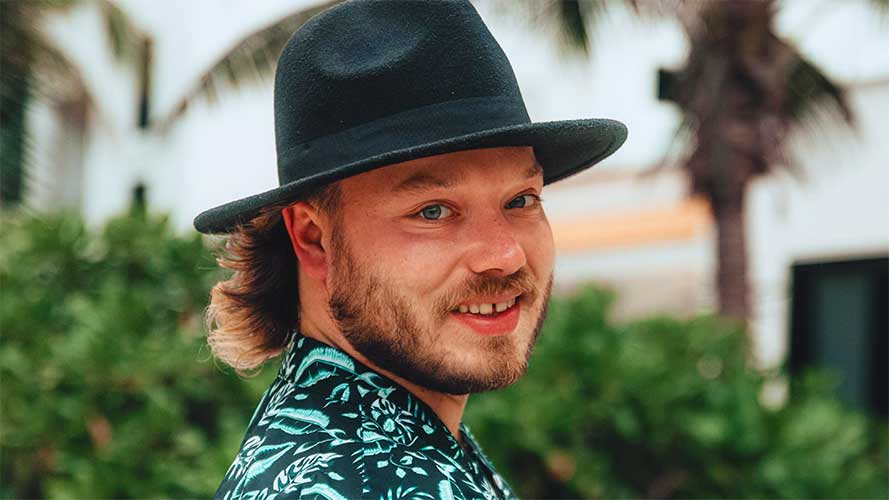 Jean-Félix chante son « Remède au malheur »