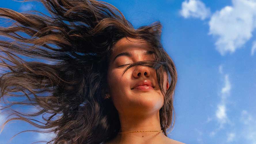 L’actrice et mannequin Julie Kim dévoile son extrait « Something About Him »