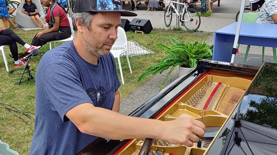 Julien Leblond raconte la création des Pianos Publics jusqu’au plateau de « Piano public »