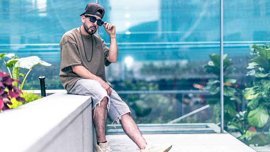 Le Jib peint sa résilience en mauve avec « Même ensemble on est seul »