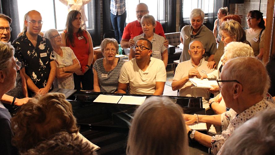 PHOTO-REPORTAGE : Des choristes atteints d’Alzheimer se pratiquent pour l’émission « Tous en choeur »