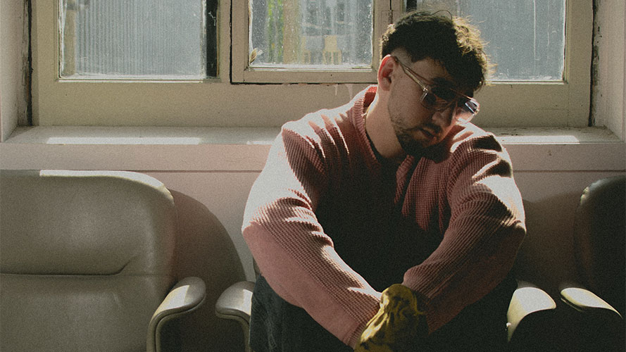 LOVA explore les contrastes du quotidien avec son nouvel extrait « Normal »