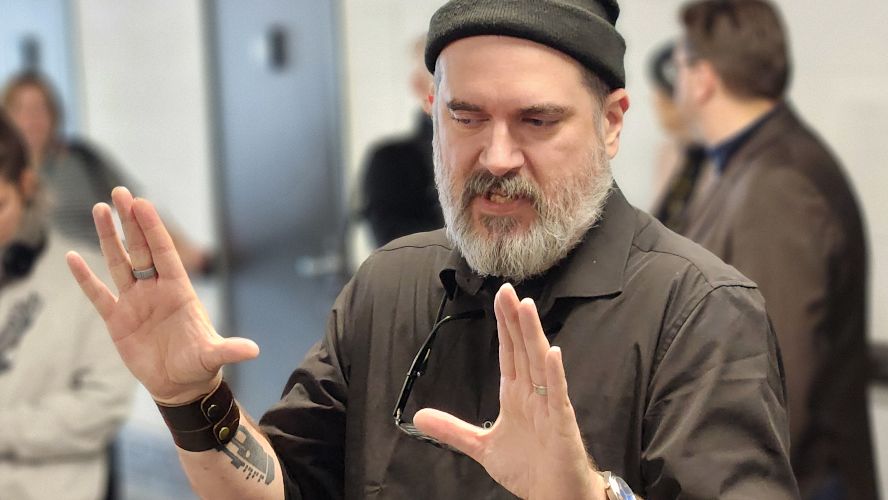 Marc Joly-Corcoran documente la passion de sa grande-cousine dans « Barbie Boomer »