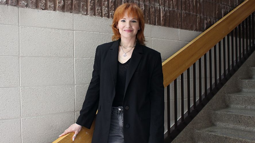 Marianne Farley explore ce qu’est la féminité à travers l’univers de « FEM »