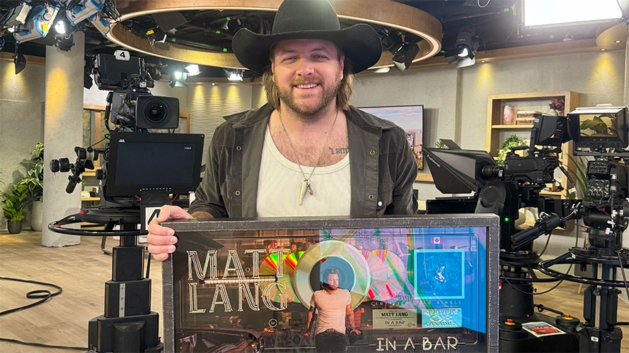 Matt Lang obtient une certification Or avec sa chanson « In a Bar »